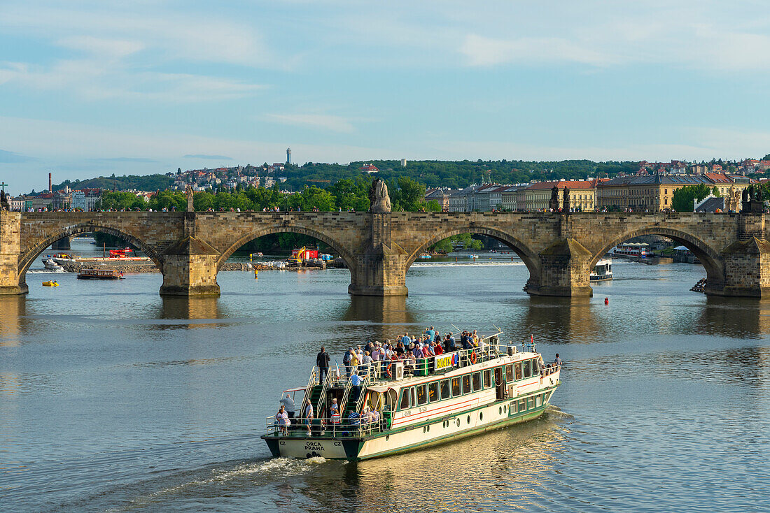 Touristenboot in Richtung Karlsbrücke, UNESCO-Weltkulturerbe, Prag, Böhmen, Tschechische Republik (Tschechien), Europa