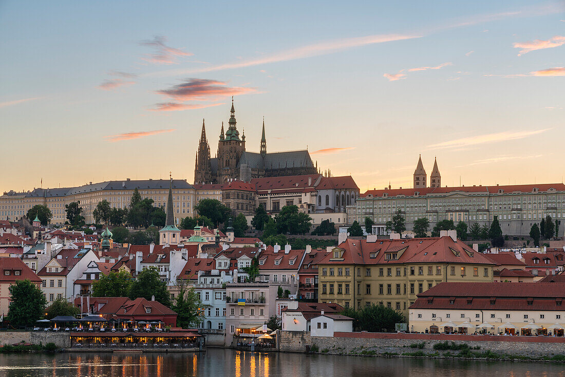 Prager Burg bei Sonnenuntergang über der Moldau, UNESCO-Welterbe, Prag, Böhmen, Tschechische Republik (Tschechien), Europa