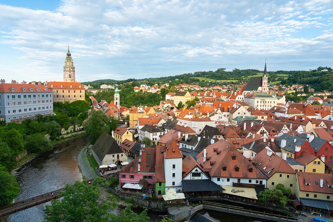 Moldau bei der Staatsburg und dem Schloss Cesky Krumlov in der Stadt, UNESCO-Weltkulturerbe, Cesky Krumlov, Südböhmische Region, Tschechische Republik (Tschechien), Europa