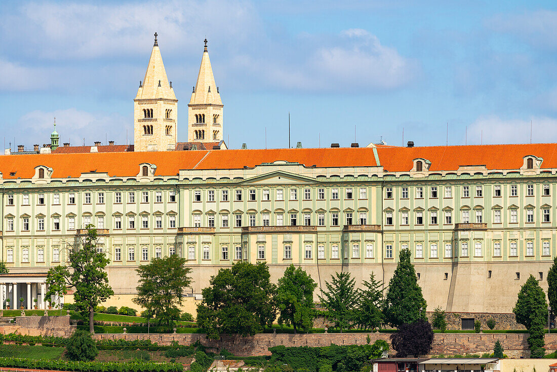 Rosenberg-Palast und Türme der St. Georgs-Basilika auf der Prager Burg, UNESCO-Welterbe, Prag, Böhmen, Tschechische Republik (Tschechien), Europa