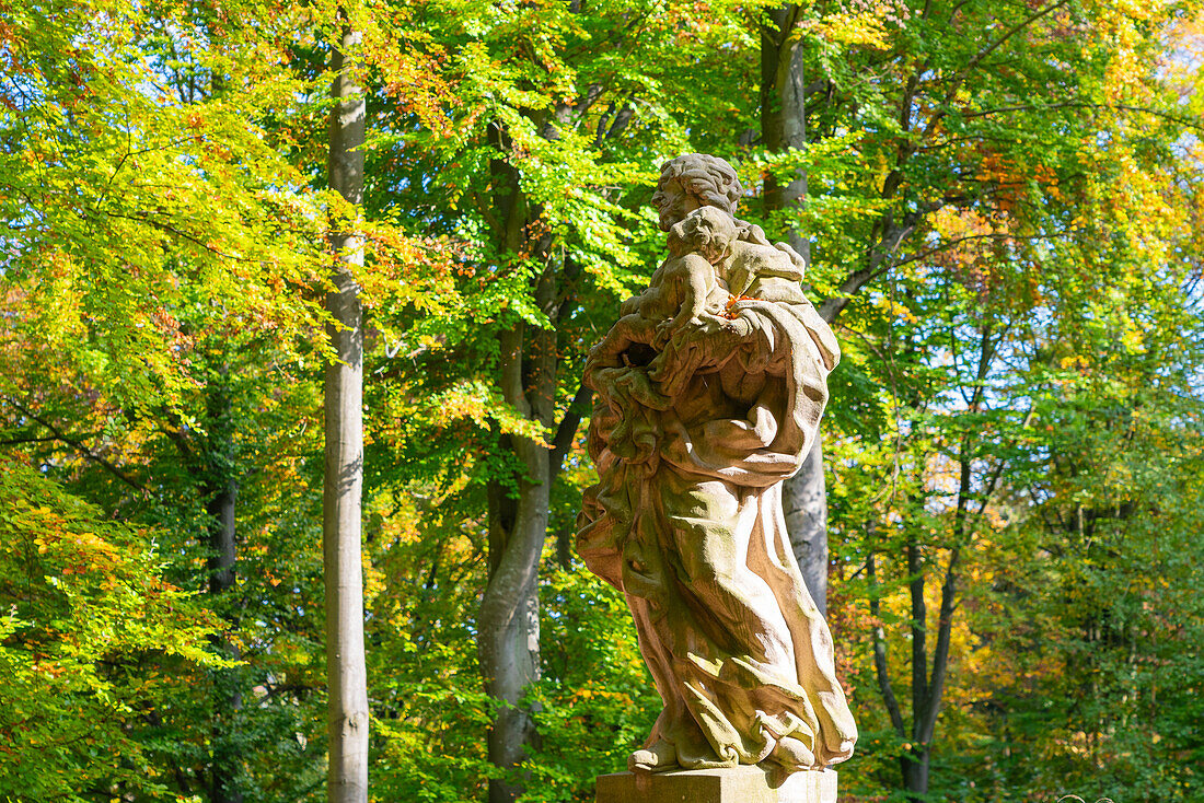 Statue auf der Brücke, die zur Burg Valdstejn führt, Hruba Skala, Landschaftsschutzgebiet Böhmisches Paradies, Bezirk Semily, Region Liberec, Böhmen, Tschechische Republik (Tschechien), Europa