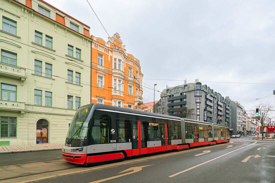 Moderne Straßenbahn der Prager Verkehrsbetriebe, Karlin, Prag, Tschechische Republik (Tschechien), Europa