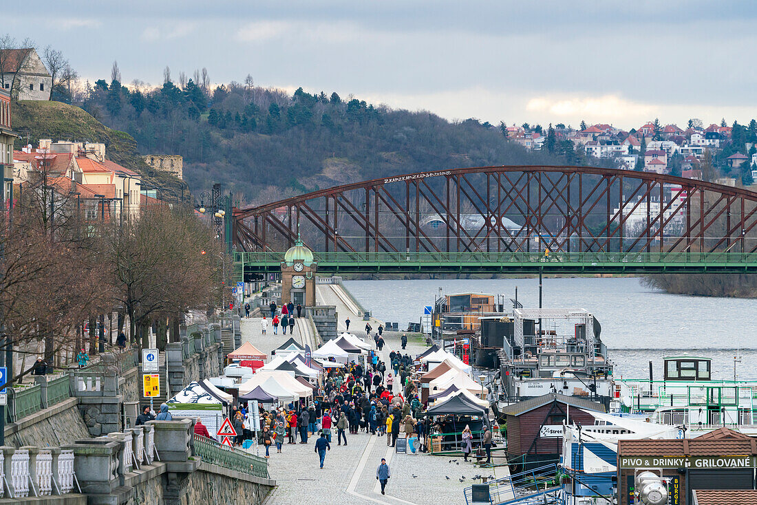 Bauernmarkt am Moldauufer in der Nähe des Palackeho namesti, Prag, Tschechische Republik (Tschechien), Europa