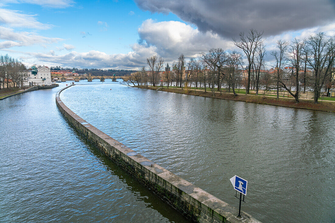 Moldau fließt bei der Schützeninsel (Strelecky ostrov), Prag, Böhmen, Tschechische Republik (Tschechien), Europa