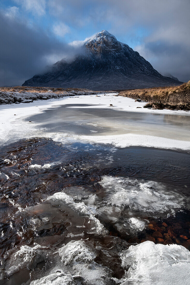 River Etive im Winter mit Stob Dearg (Buachaille Etive Mor), Rannoch Moor, Argyll und Bute, Schottische Highlands, Schottland, Vereinigtes Königreich, Europa