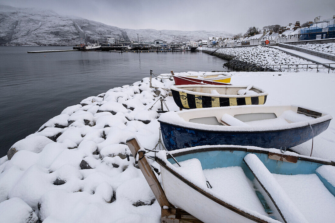 Ullapool Harbour und Loch Broom im Winter, Ullapool, Ross and Cromarty, Schottische Highlands, Schottland, Vereinigtes Königreich, Europa