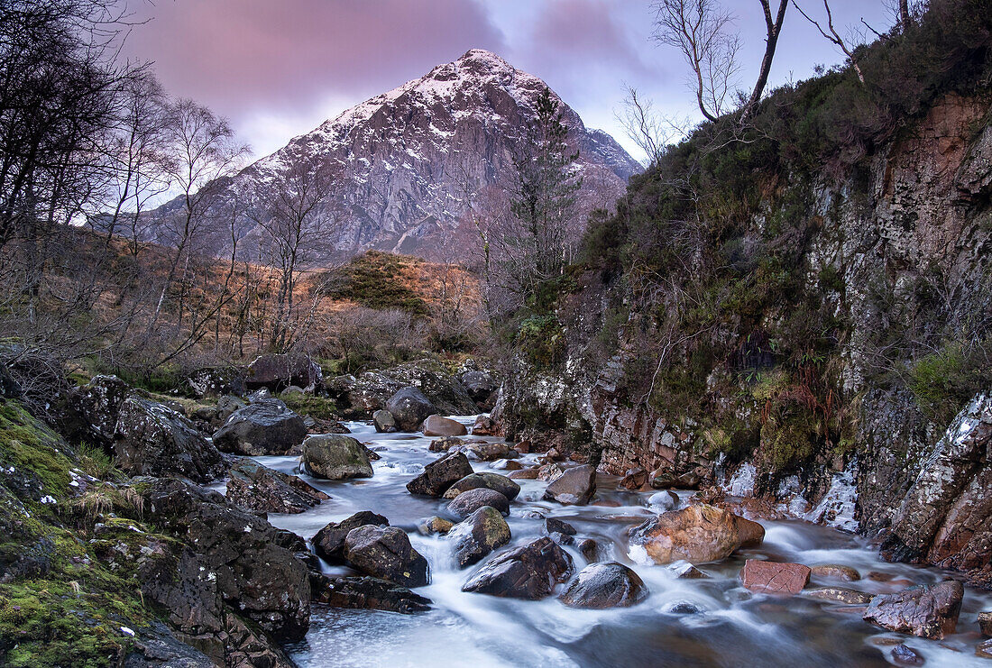 River Coupall und Stob Dearg (Buachaille Etive Mor) im Winter, Glen Etive, Rannoch Moor, Argyll und Bute, Schottische Highlands, Schottland, Vereinigtes Königreich, Europa