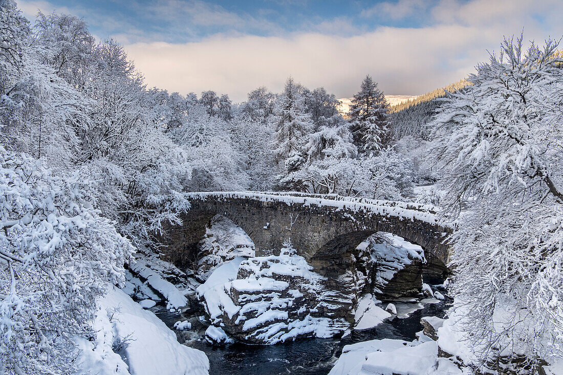 Die alte Invermoriston-Brücke und der Fluss Moriston im Winter, Invermoriston, Inverness-shire, Schottische Highlands, Schottland, Vereinigtes Königreich, Europa