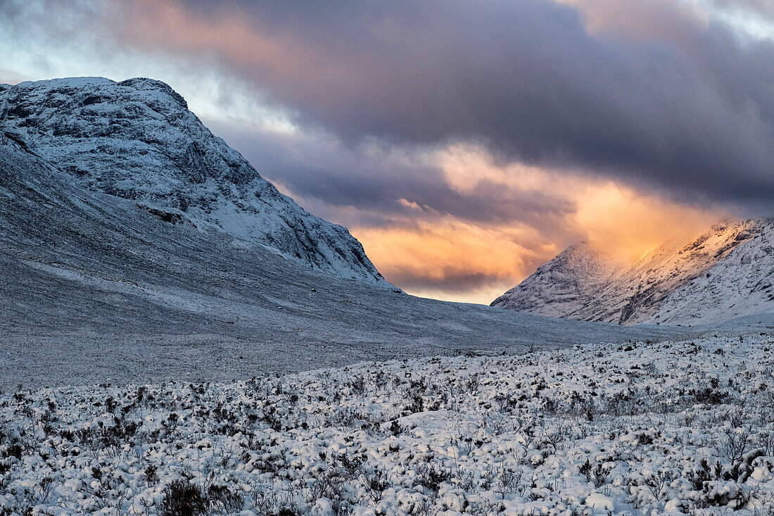 Sonnenuntergang über dem Glen Etive im Winter, Rannoch Moor, Schottische Highlands, Schottland, Vereinigtes Königreich, Europa