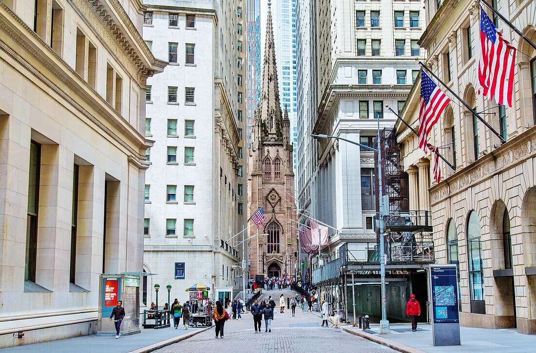 Die 1697 gegründete und immer noch genutzte Trinity Church, Broadway, Financial District von Lower Manhattan, von der Wall Street aus gesehen, New York City, Vereinigte Staaten von Amerika, Nordamerika