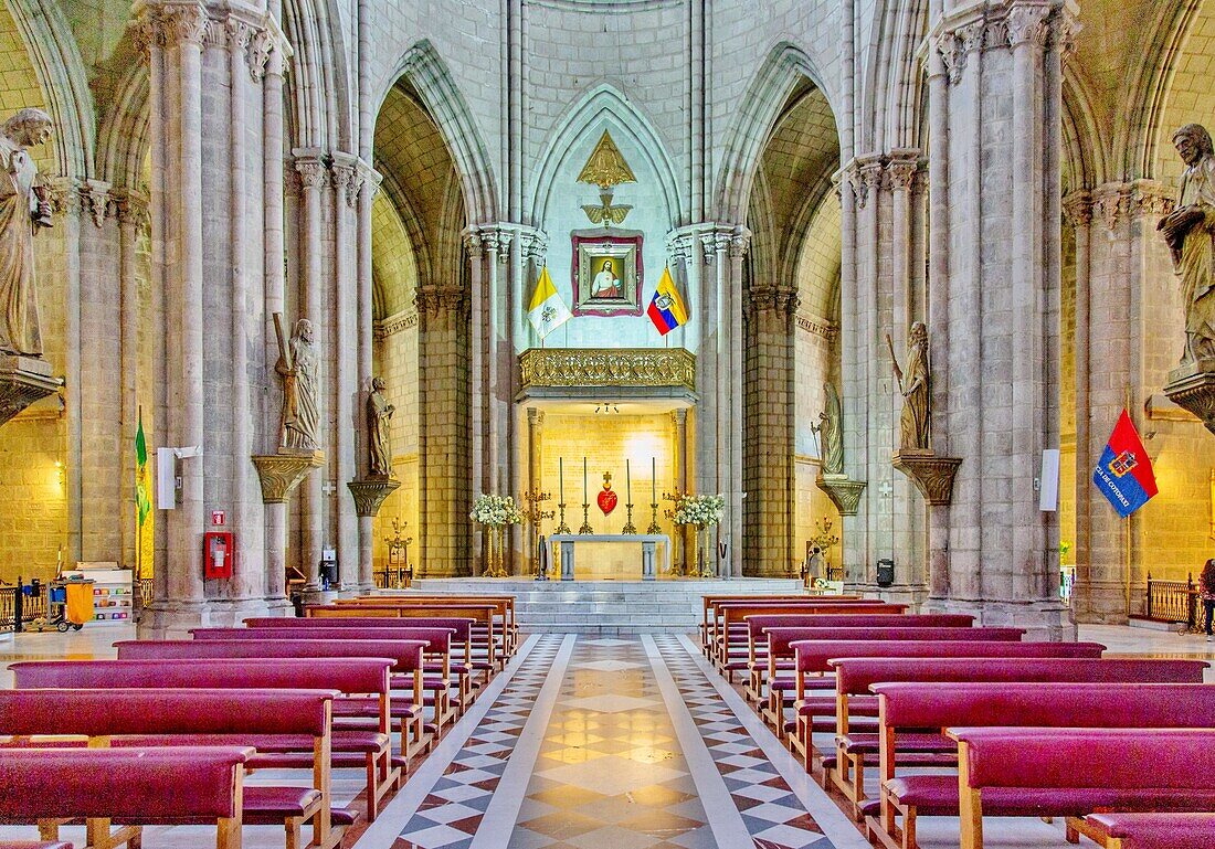 Das Kirchenschiff der Basilica del Voto Nacional, einer katholischen Kathedrale, begonnen im Jahr 1887, Quito, Ecuador, Südamerika