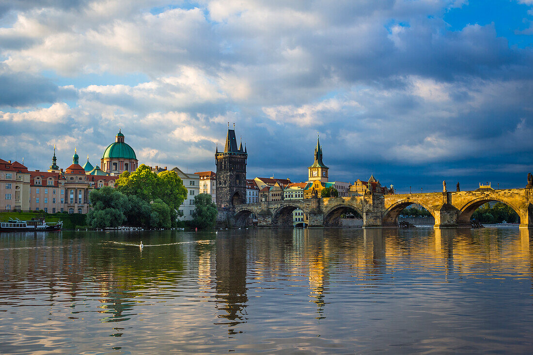 Karlsbrücke, OId Town Brückenturm und Kuppel der St. Franz von Assisi Kirche an der Moldau, UNESCO Weltkulturerbe, Prag, Tschechien, Europa