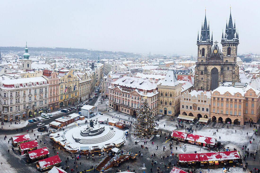 Blick von oben auf die Kirche Unserer Lieben Frau vor Tyn und die Weihnachtsmärkte auf dem Altstädter Ring im Winter, UNESCO-Weltkulturerbe, Altstadt, Prag, Tschechien, Europa