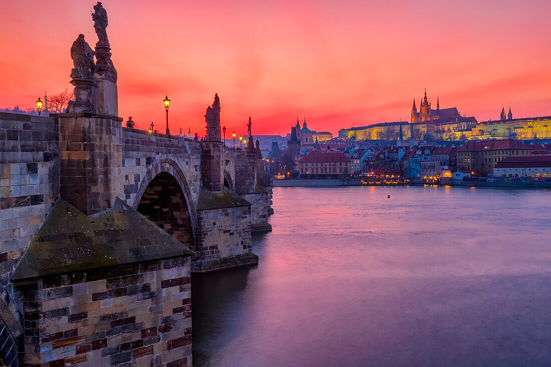 Charles Bridge and Prague Castle at sunset, UNESCO World Heritage Site, Old Town, Prague, Czech Republic (Czechia), Europe