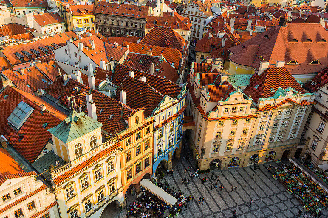 Erhöhte Ansicht der Häuser am Altstädter Rathaus auf dem Altstädter Ring, UNESCO-Weltkulturerbe, Prag, Tschechische Republik, Europa