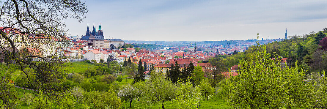 Panorama der Prager Burg und der Gärten des Petrin-Hügels, Prag, Tschechische Republik, Europa