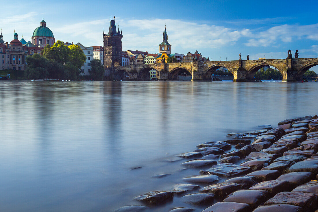 Karlsbrücke, OId Stadtbrückenturm und Kuppel der Kirche St. Franz von Assisi an der Moldau, UNESCO-Welterbe, Prag, Tschechische Republik (Tschechien), Europa