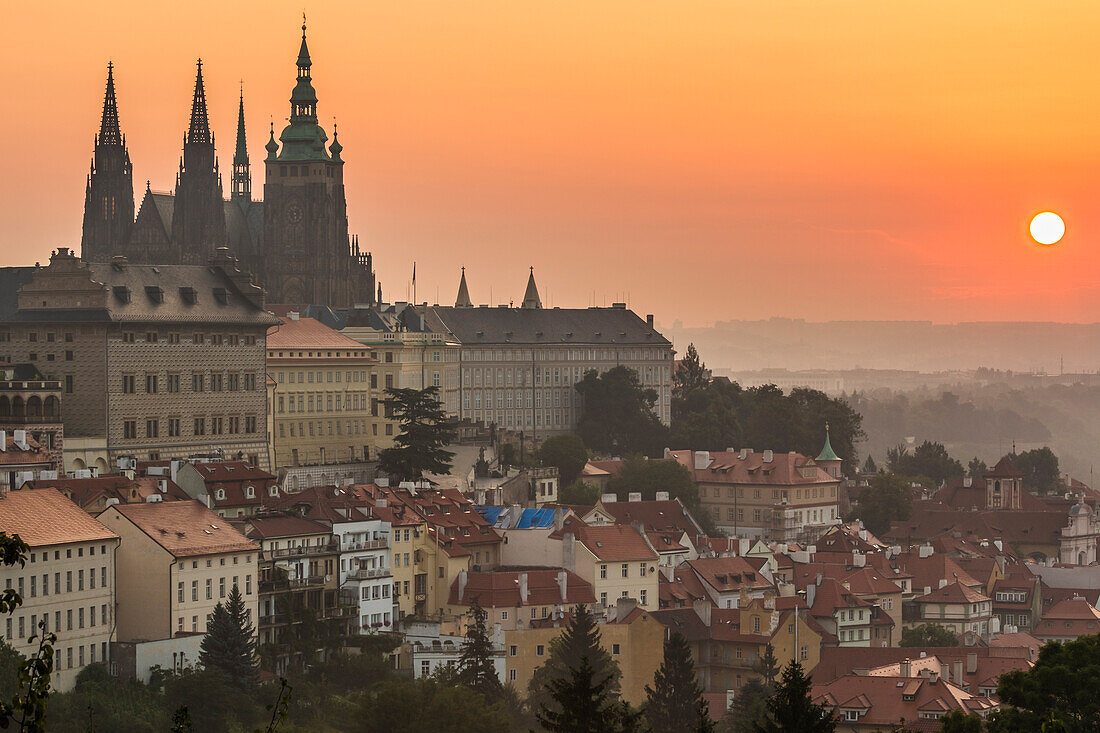 Prager Burg bei Sonnenaufgang, UNESCO-Welterbestätte, UNESCO-Welterbestätte, Prag, Tschechische Republik (Tschechien), Europa