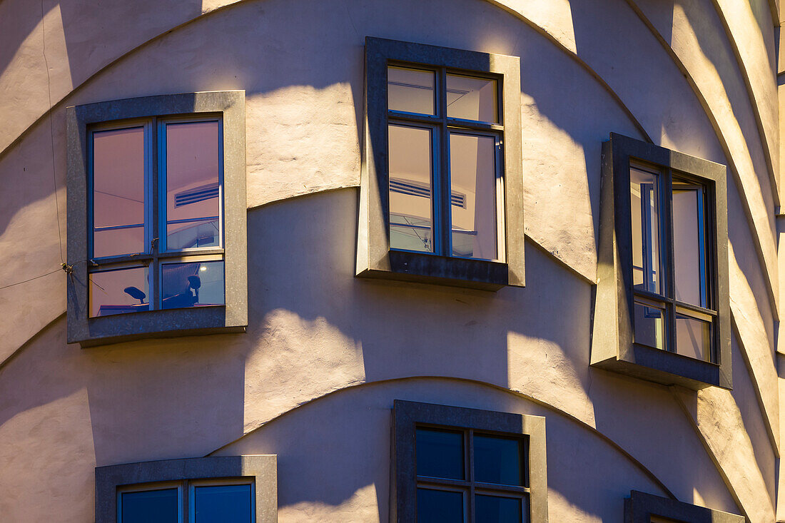 Detail der Fenster des Tanzenden Hauses von Frank Gehry in der Dämmerung, Prag, Tschechische Republik (Tschechien), Europa