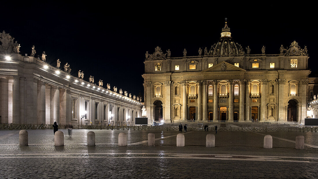 Nachtaufnahme des Petersplatzes in der Vatikanstadt, der päpstlichen Enklave in Rom, mit dem Petersdom im Hintergrund, UNESCO-Weltkulturerbe, Rom, Latium, Italien, Europa