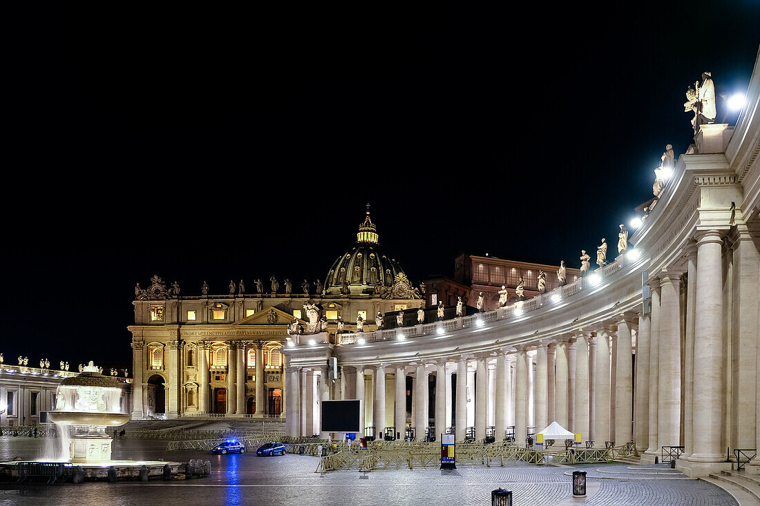 Nachtaufnahme des Petersplatzes in der Vatikanstadt, der päpstlichen Enklave in Rom, mit dem Petersdom im Hintergrund, UNESCO-Weltkulturerbe, Rom, Latium, Italien, Europa