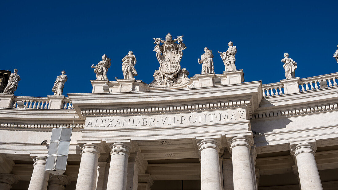 Detail der dorischen Kolonnaden auf dem Petersplatz, die den Eingang des Petersdoms einrahmen, Vatikanstadt, die päpstliche Enklave in Rom, UNESCO-Weltkulturerbe, Rom, Latium, Italien, Europa