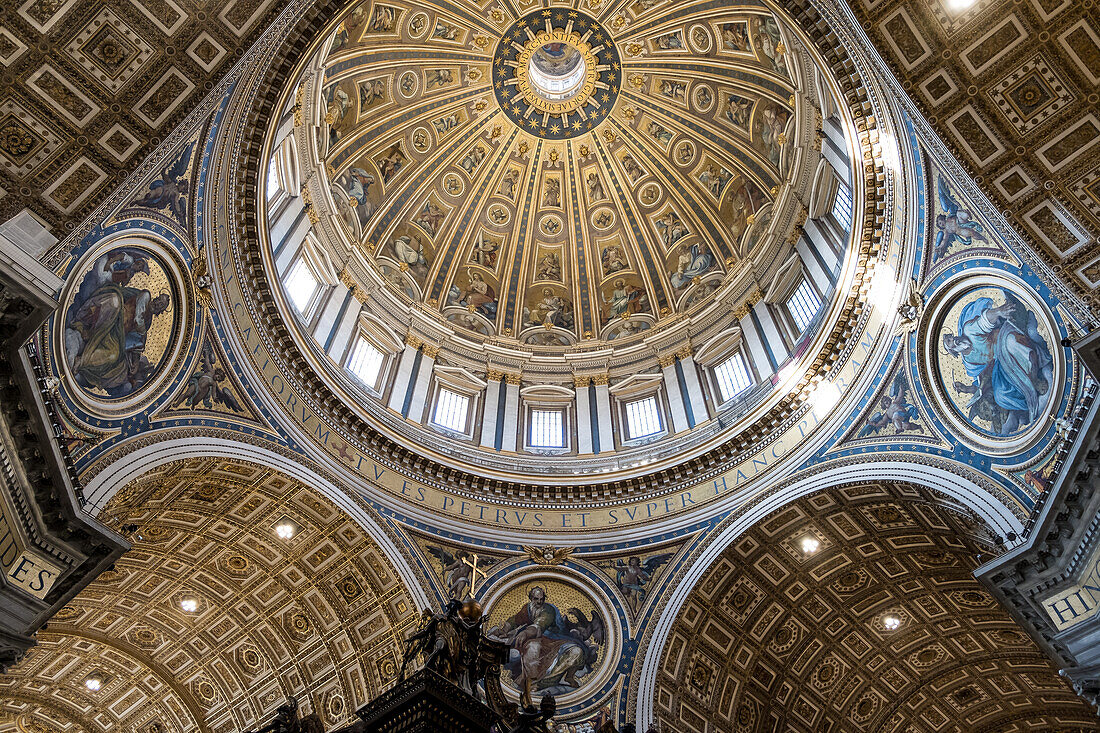 Detail der Kuppel des Petersdoms, erbaut von Michelangelo Buonarroti, vollendet von dem Architekten Giacomo della Porta, Petersdom, Vatikanstadt, UNESCO-Weltkulturerbe, päpstliche Enklave in Rom, Latium, Italien, Europa