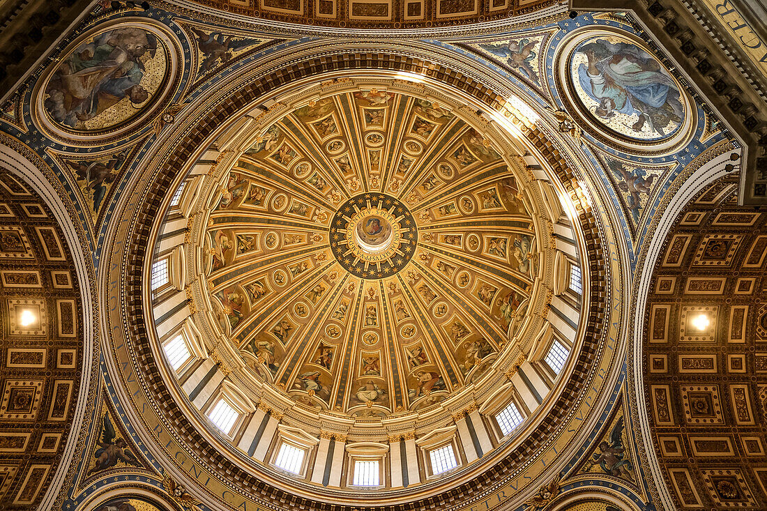 Detail der Kuppel des Petersdoms, erbaut von Michelangelo Buonarroti, vollendet von dem Architekten Giacomo della Porta, im Petersdom, Vatikanstadt, UNESCO-Weltkulturerbe, päpstliche Enklave in Rom, Latium, Italien, Europa