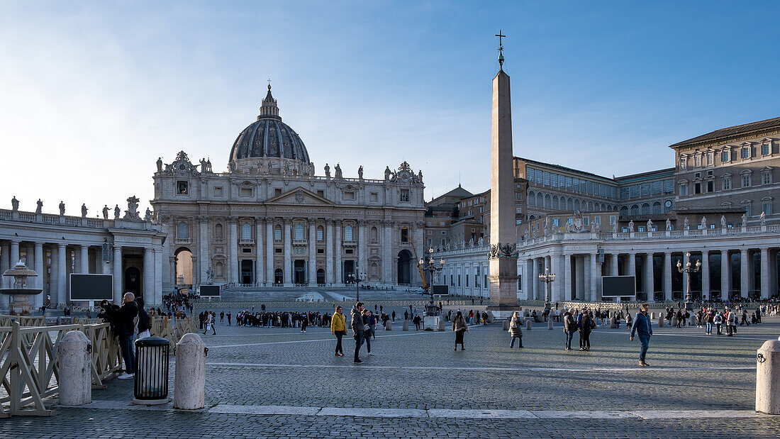 Petersplatz in der Vatikanstadt, der päpstlichen Enklave in Rom, mit dem ikonischen Vatikanischen Obelisken in der Mitte und dem Petersdom im Hintergrund, UNESCO-Weltkulturerbe, Rom, Latium, Italien, Europa