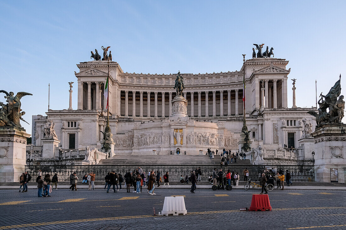 Architektonisches Detail des Nationaldenkmals Victor Emmanuel II, UNESCO-Weltkulturerbe, erbaut zwischen 1885 und 1935 zu Ehren Victor Emmanuels II, des ersten Königs des vereinigten Italiens, Rom, Latium, Italien, Europa