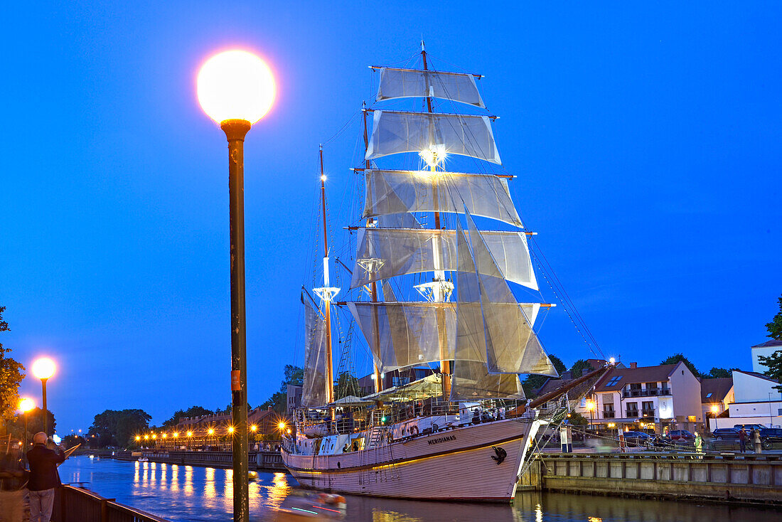 Barquentine Meridianas, jetzt für gastronomische Zwecke umgebaut, am Ufer des Flusses Dane vertäut, Klaipeda, Hafenstadt an der Ostsee, Litauen, Europa