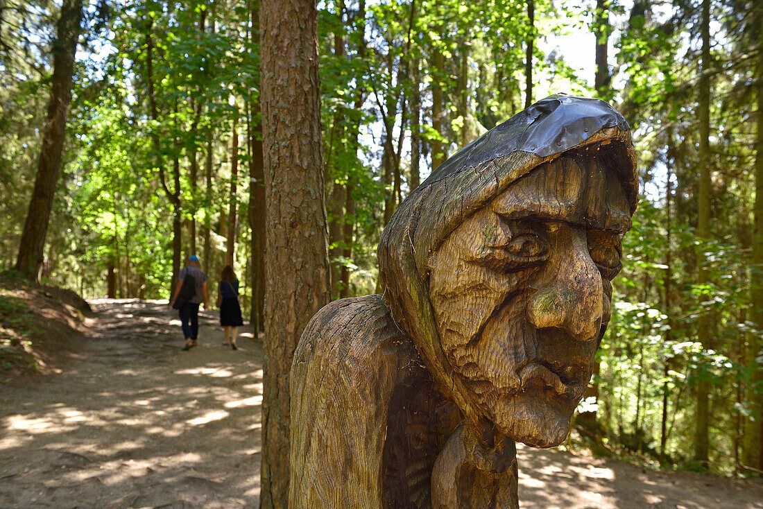 Holzskulpturengalerie im Freien auf dem Hexenberg, bei Juodkrante, Kurische Nehrung, Litauen, Baltikum, Nordeuropa