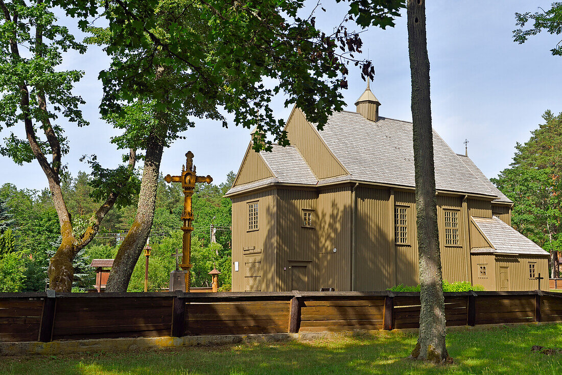 Paluse-Kirche, eine der ältesten Holzkirchen in Litauen, Aukstaitija-Nationalpark, Litauen, Europa