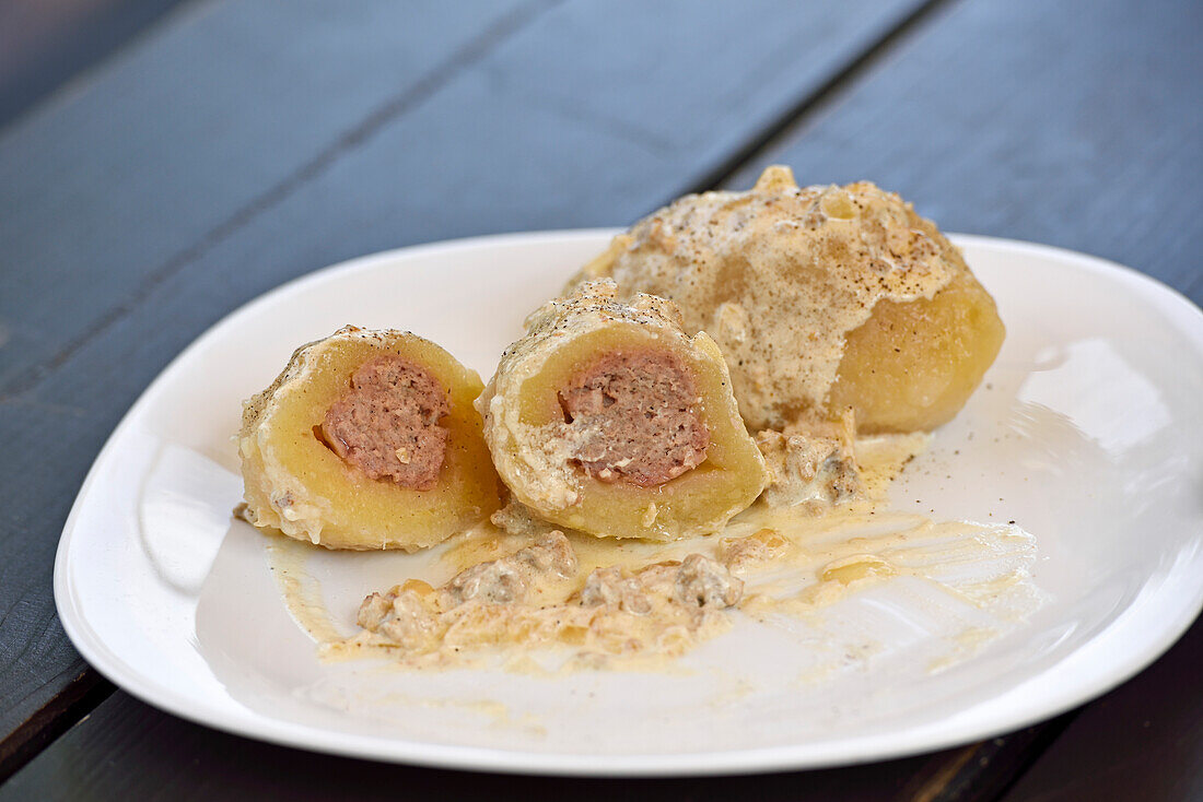 Cepelinai, Nationalgericht, mit Hackfleisch gefüllte Kartoffeln, serviert im Bäckerei-Restaurant Romnesa in Strigailiskis, Bezirk Ignalina, Aukstaitija-Nationalpark, Litauen, Europa