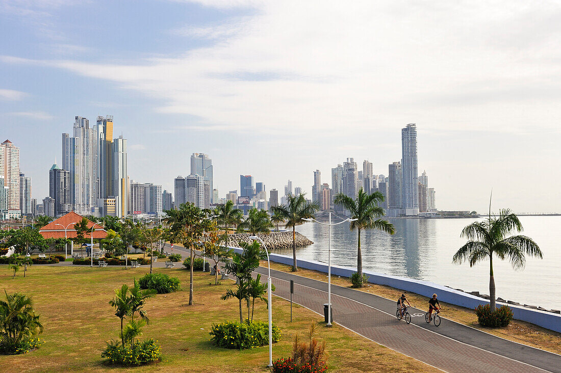 Die Cinta Costera (Malecon), eine neue Straße und Promenade, die auf zurückgewonnenem Land in der Bucht von Panama gebaut wurde, Panama-Stadt, Republik Panama, Mittelamerika