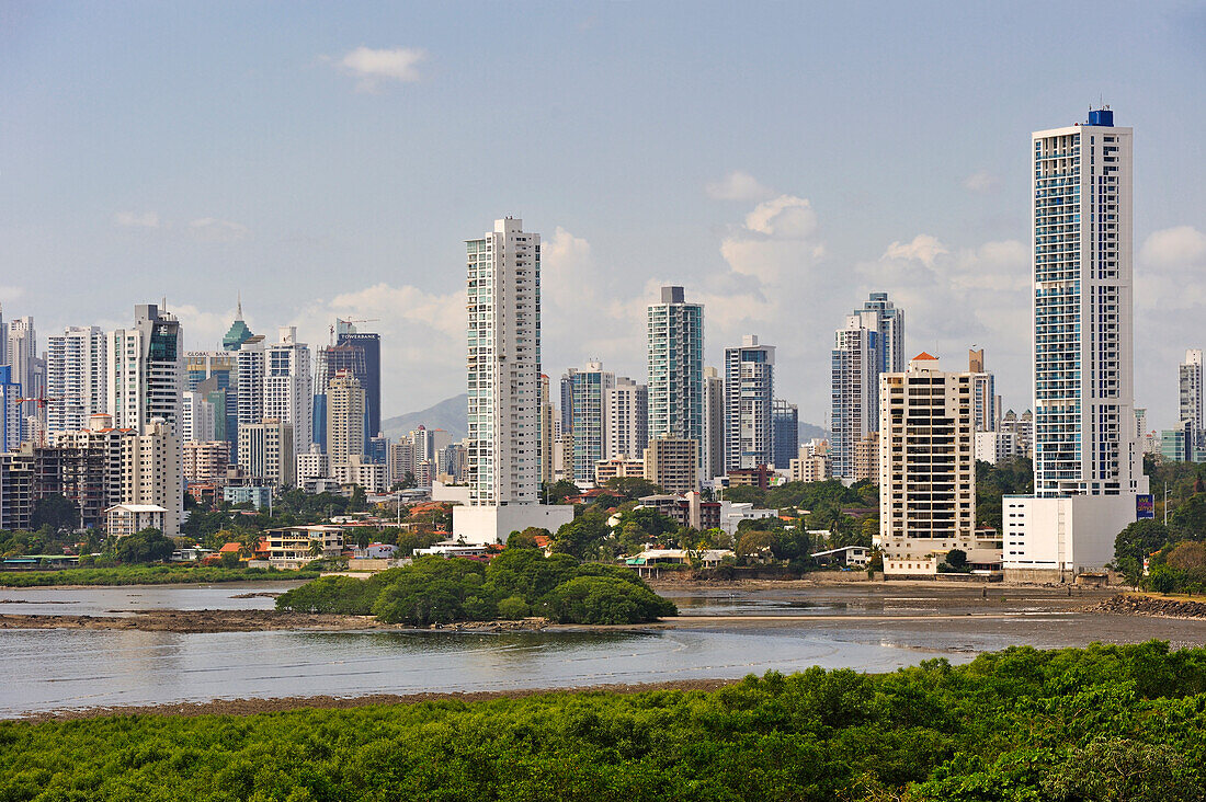 Die neue Stadtsilhouette von Panama Viejo aus gesehen, Panama-Stadt, Republik Panama, Mittelamerika