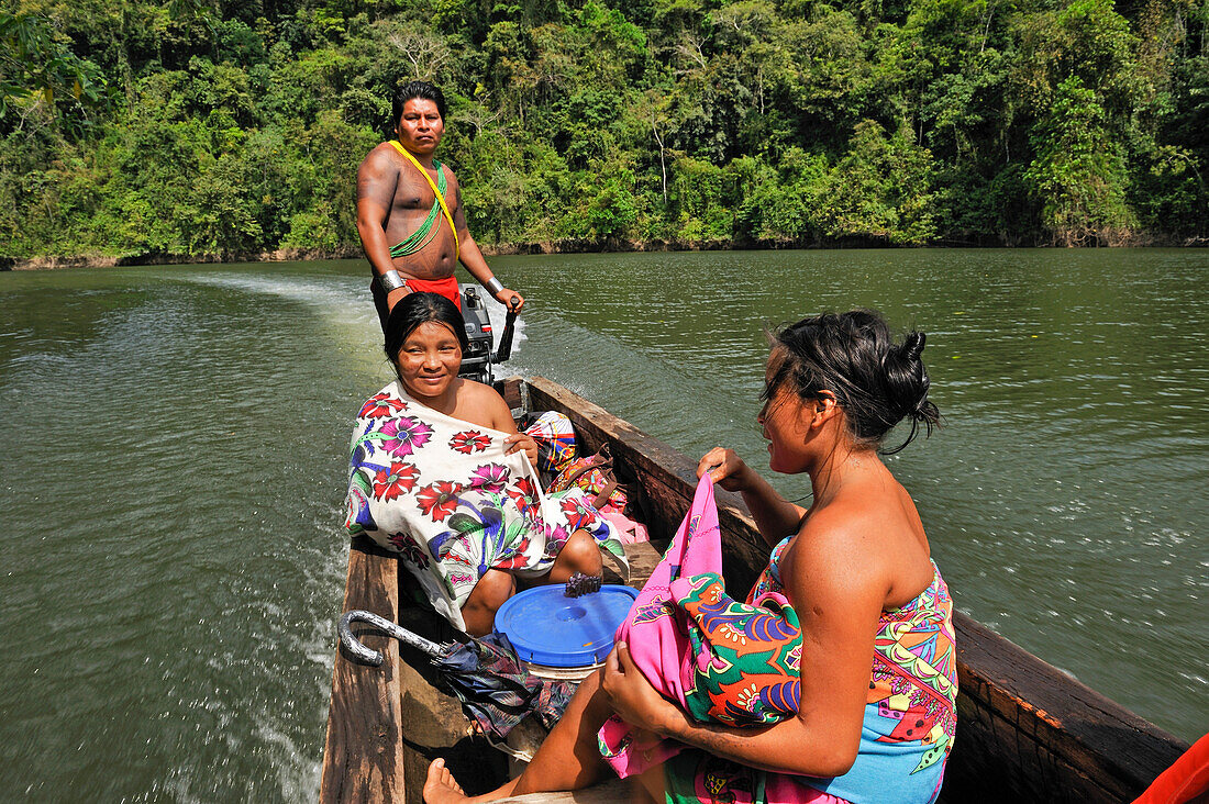 Familie aus der Embera-Gemeinde, die am Chagres-Fluss im Chagres-Nationalpark lebt, Republik Panama, Mittelamerika