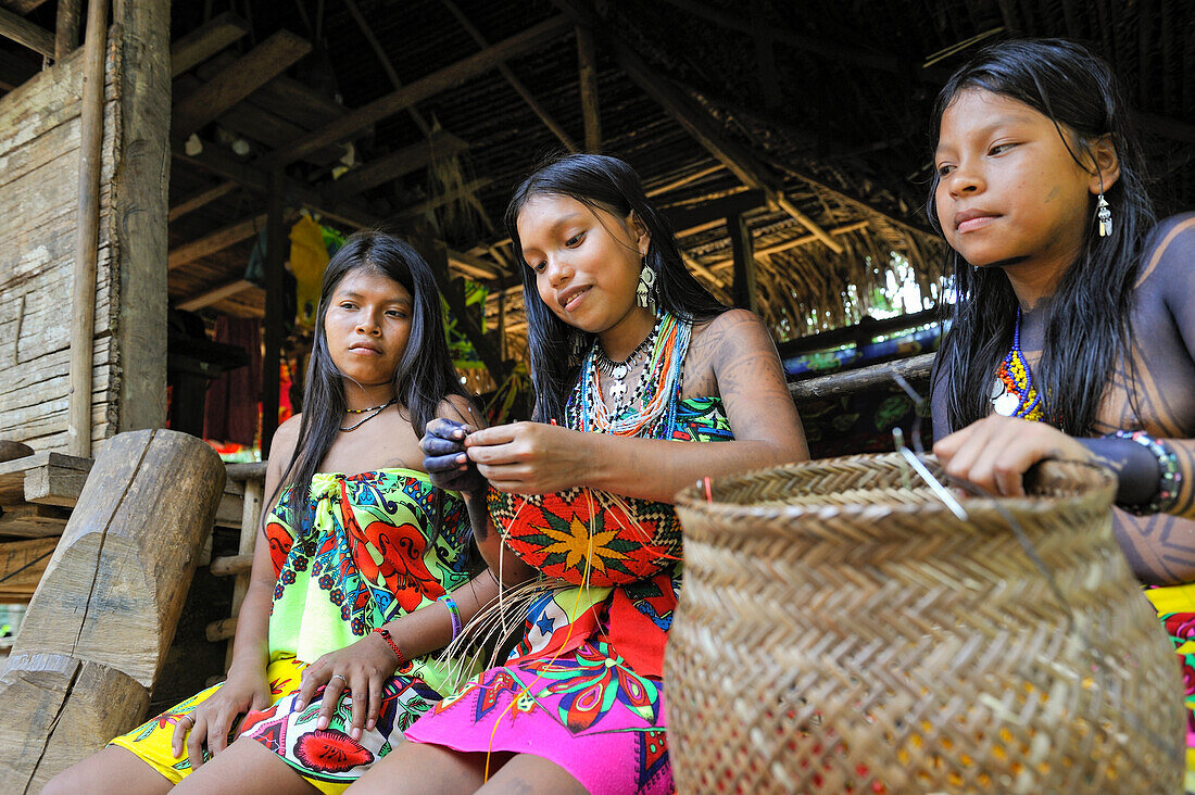 Esilda und ihre Freunde stellen Körbe her, junge Teenager der Embera-Gemeinschaft, die am Chagres-Fluss im Chagres-Nationalpark lebt, Republik Panama, Mittelamerika