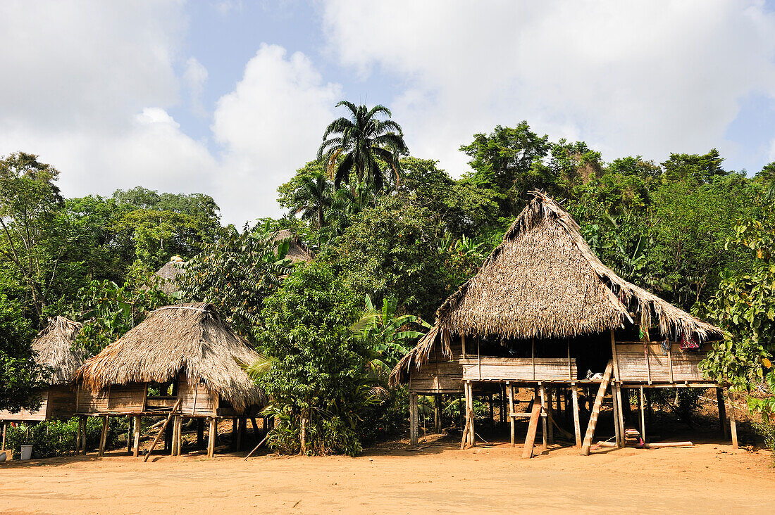 Strohgedeckte Häuser in einem Dorf der Embera-Gemeinschaft am Chagres-Fluss im Chagres-Nationalpark, Republik Panama, Mittelamerika