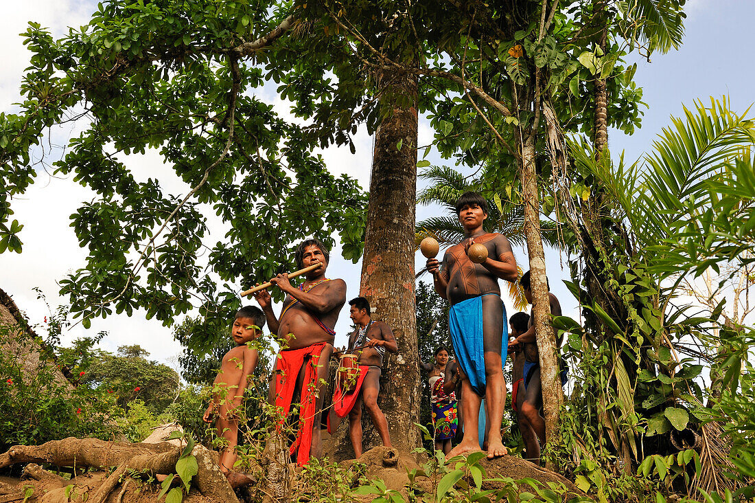 Männer der Embera-Gemeinschaft, die am Chagres-Fluss im Chagres-Nationalpark leben, Republik Panama, Mittelamerika