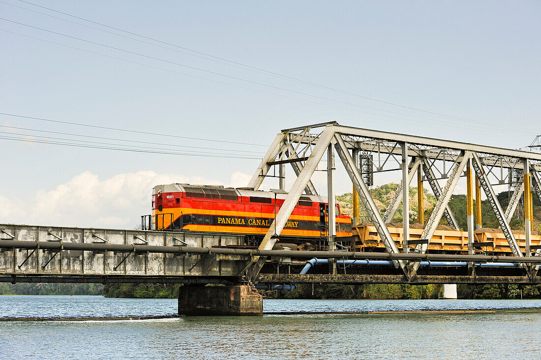 Überquerung der Panamakanalbahn über den Chagres-Fluss, Republik Panama, Mittelamerika