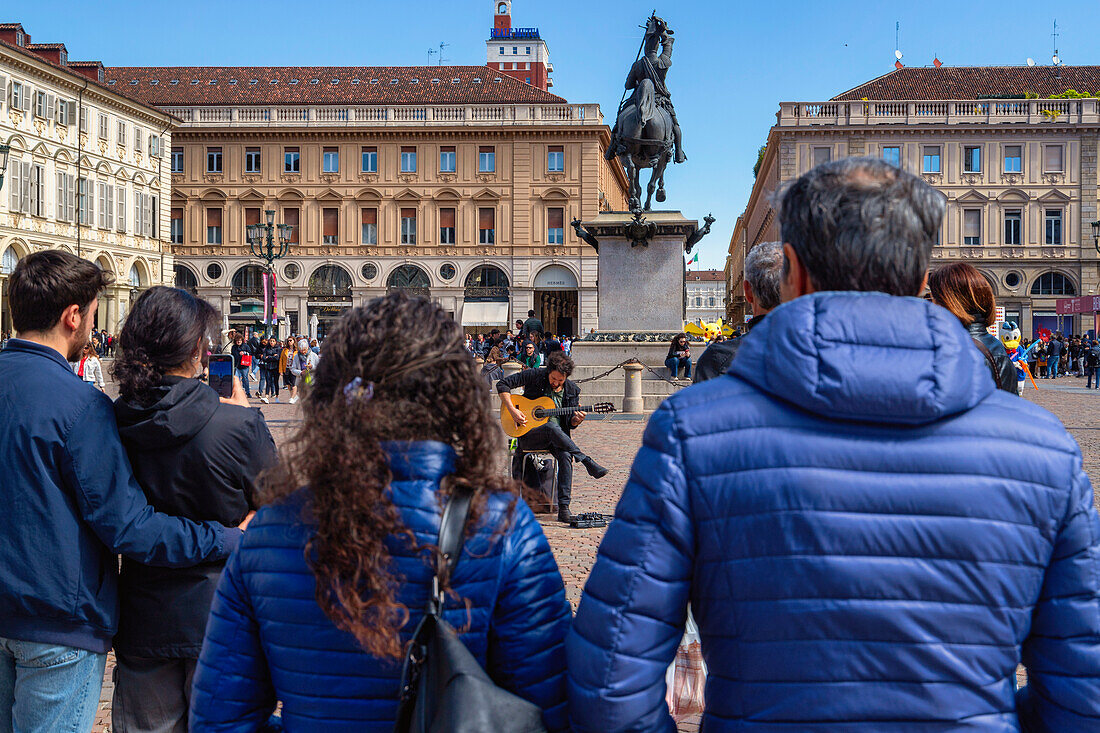 Straßensänger spielt Gitarre vor dem Publikum, Piazza San Carlo, Turin, Piemont, Italien, Europa