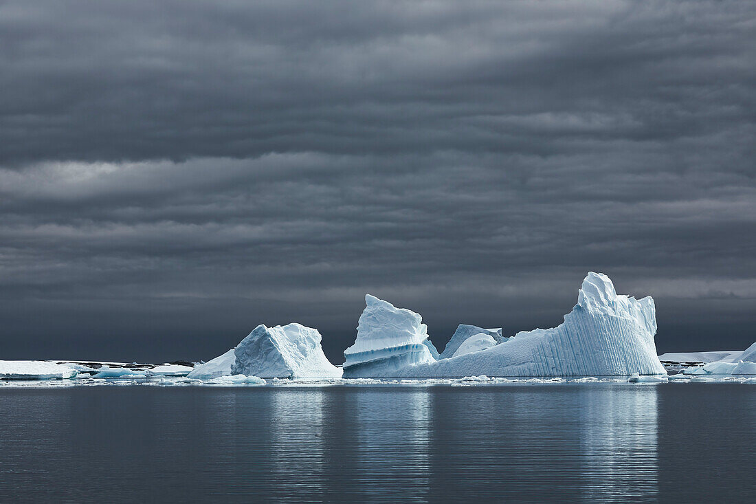 Eisberge mit dunklem Himmel, Antarktis, Polargebiete