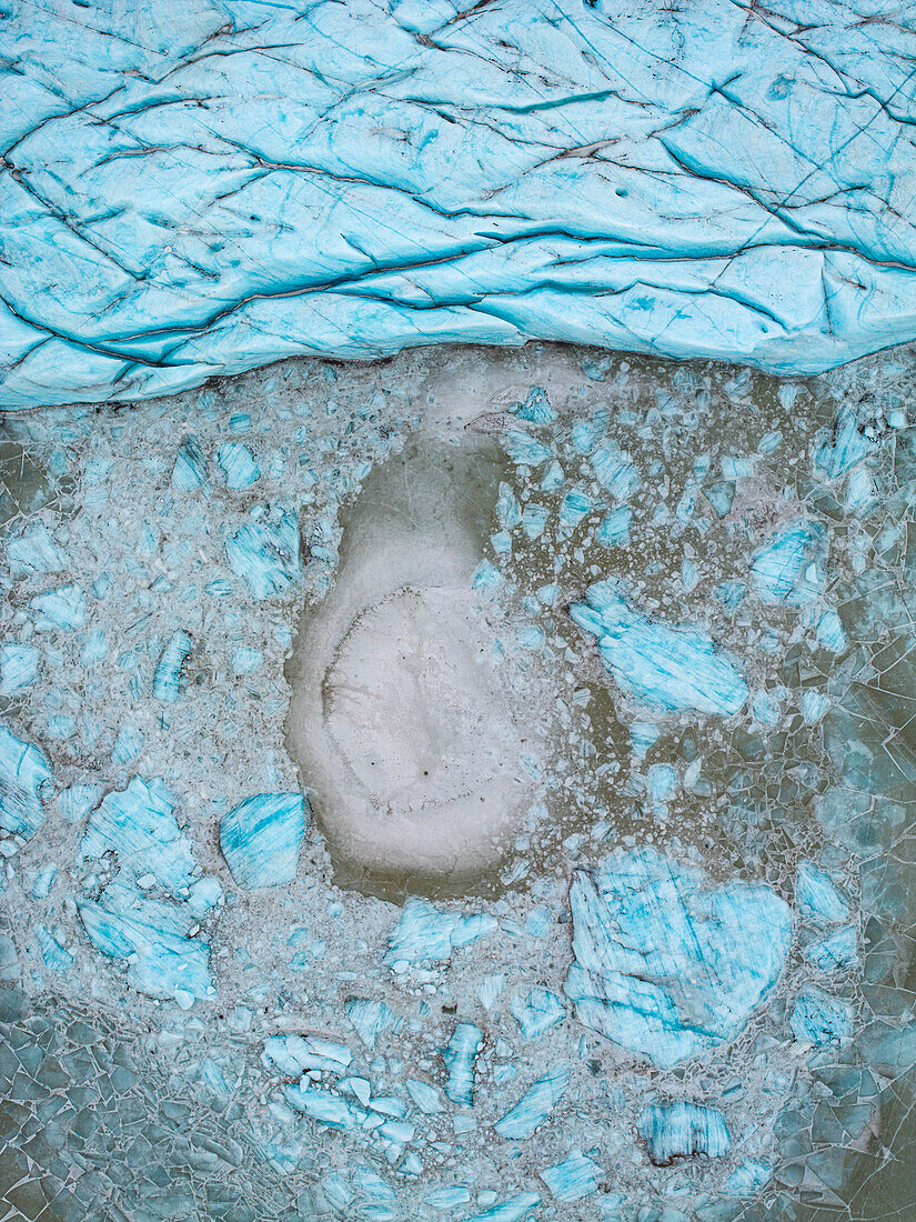 Luftaufnahme einer Drohne von besonderen Eisstrukturen, die sich infolge der globalen Erwärmung auf dem Hoffelsjokull-Gletscher gebildet haben, Island, Polarregionen