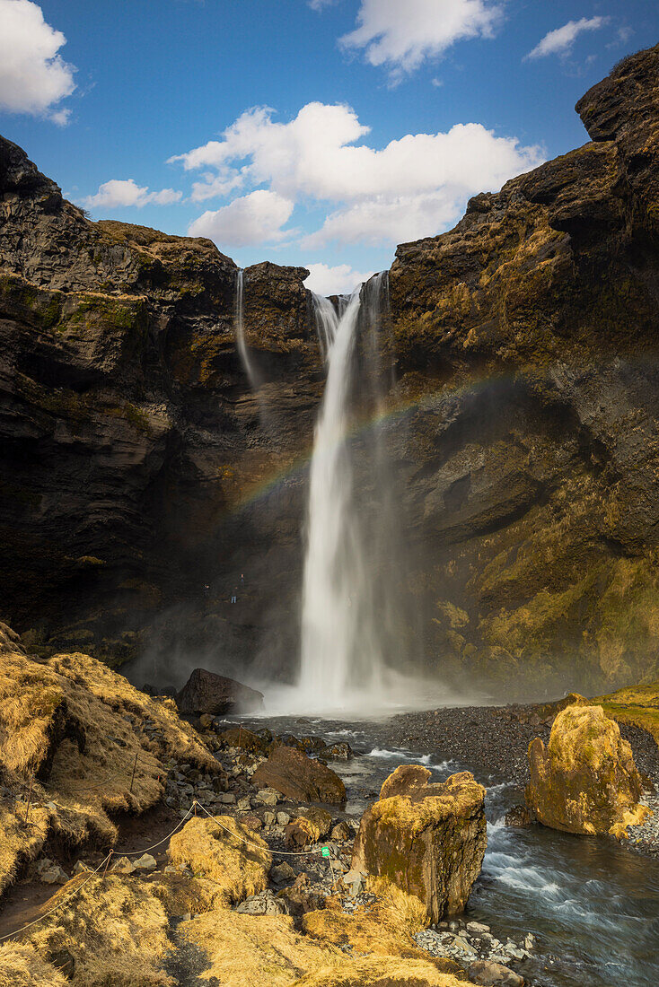 Der schöne und wenig bekannte Wasserfall Kvernufoss, aufgenommen an einem sonnigen Wintertag, Island, Polarregionen