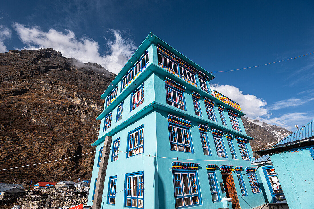 Türkisfarbenes Hotel und Berghütte des Dorfes Lang Tang, Himalaya, Nepal, Asien