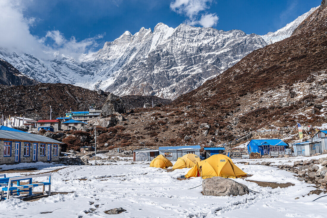 Gelbe Expeditionszelte vor dem Langtan Lirung, Kyanjin Gompa, Langtang-Tal-Trek, Himalaya, Nepal, Asien