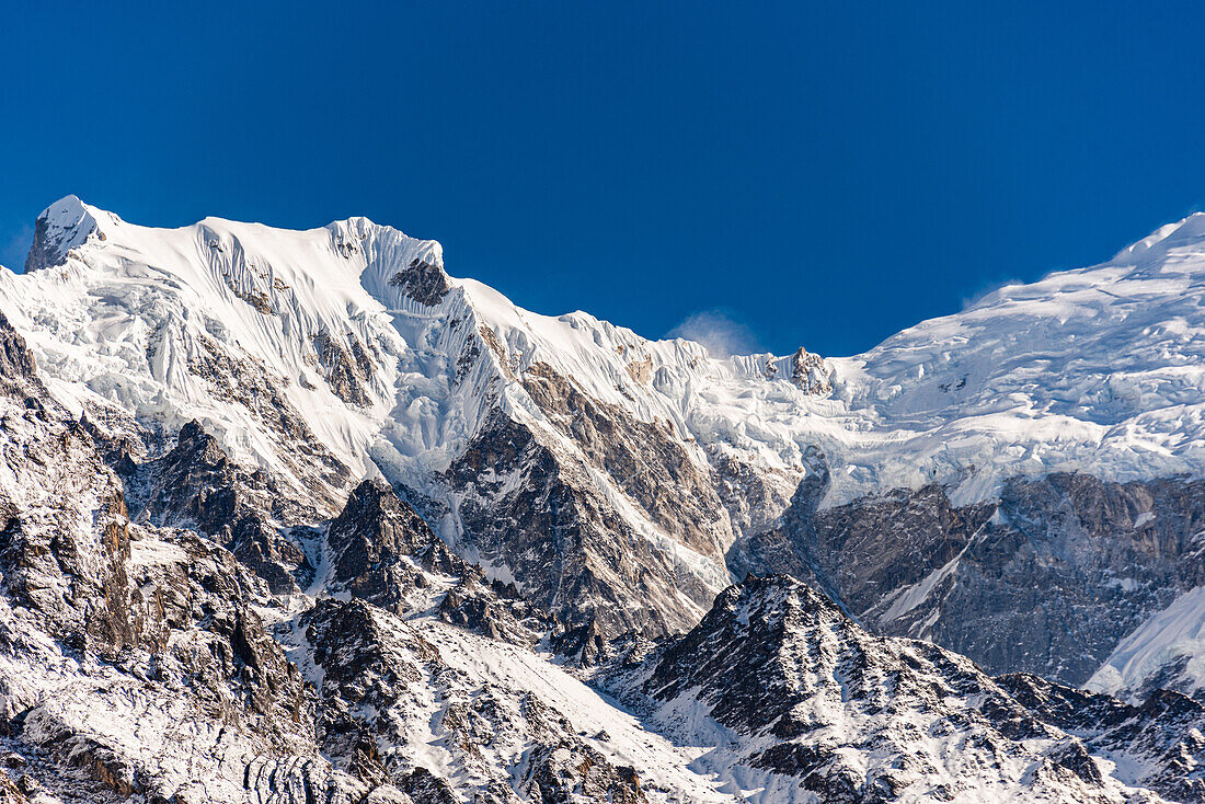 Eisige Schönheit des Gletscherblicks und Langtang Lirung Peak im Langtang-Tal, Himalaya, Nepal, Asien