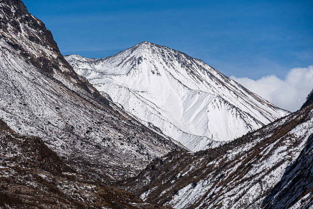 Der majestätische Tserko Ri-Gipfel mit Blick auf das obere Langtang-Tal auf dem Langtang-Tal-Trek, Himalaya, Nepal, Asien