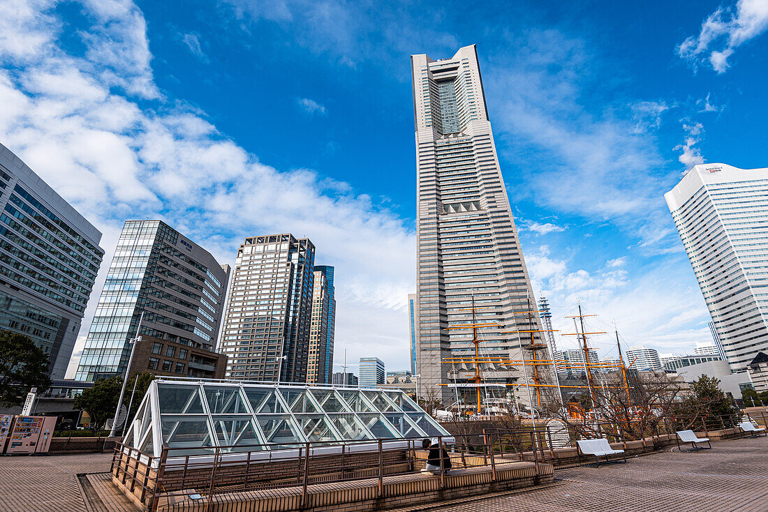 Yokohama Landmark Tower und umliegende Wolkenkratzer vor blauem Himmel, Yokohama, Honshu, Japan, Asien